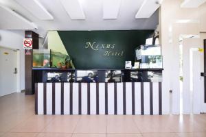 马六甲Nexus Hotel的带有内 ⁇ 基金的标志的商店