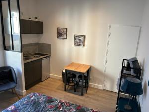 莱齐尼昂科尔比埃Studio Portal的小房间设有桌子和厨房