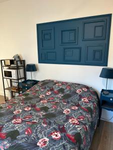 莱齐尼昂科尔比埃Studio Portal的一间卧室配有一张带黑色和红色棉被的床