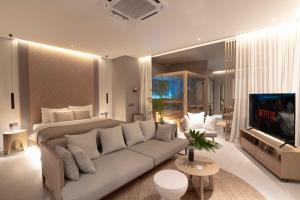 坎古Sin Nombre Bali - Sauna, Ice Bath & Roof Terrace的带沙发和电视的客厅