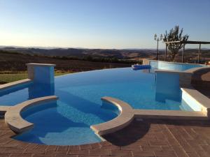 皮恩扎阿古利杜立斯莫伊玛乔内酒店的蓝色海水大型游泳池
