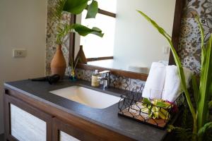 爱妮岛Pandan Villas, El Nido的一间带水槽和镜子的浴室