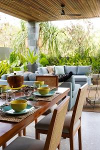 爱妮岛Pandan Villas, El Nido的客厅里一张木桌,上面放着碗