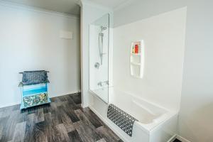 卡塔尼Sunrise Accommodation的带淋浴和盥洗盆的浴室