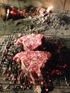 皮恩扎阿古利杜立斯莫伊玛乔内酒店的烤架上两块肉