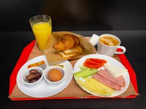 索非亚Art Hotel 158的托盘,盘子上放着一盘早餐食品和饮料