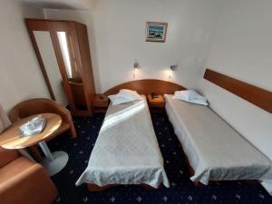 图尔恰伊格力塔酒店的酒店客房设有两张床和一张桌子。