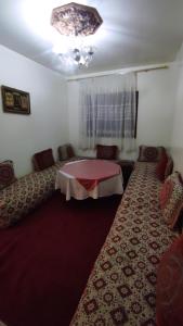 马拉喀什Residence Gharnata app 11 imm I的一间客房内配有桌椅的房间