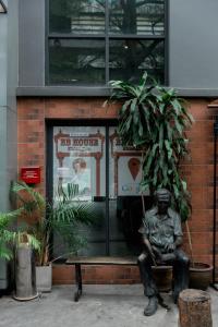 曼谷科隆谭的坐在大楼前长凳上的男人的雕像