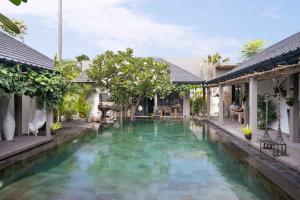 坎古Sin Nombre Bali - Sauna, Ice Bath & Roof Terrace的别墅内游泳池的形象