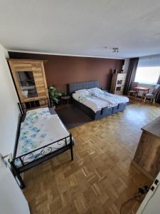 比勒费尔德Marcel's Appartement的一间带两张床的卧室和一间客厅