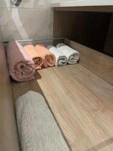巴库Sea Breeze Apartments Lighthouse的浴室内架子上的一组毛巾