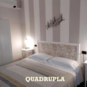 塞勒里古托雷酒店的白色卧室配有一张大床和床头板