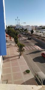 阿加迪尔Appartement agadir centre的街景,设有停车场