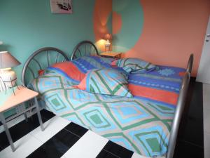 绍德方丹西城旅馆的一间卧室配有一张床和一张带台灯的桌子