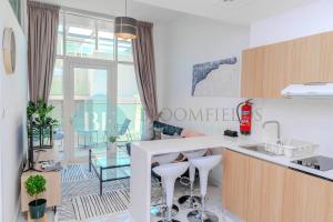 Al QurayyahDeluxe 1bedroom In Oasis的一间厨房,内设一个柜台和凳子