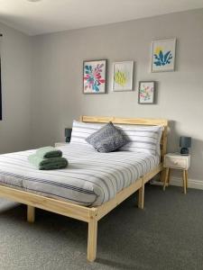 新港Modern home for those on business or on holiday的一间卧室配有一张带白色床单的大床