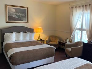 圣安德鲁斯Kennedy House的酒店的客房 - 带一张床、椅子和窗户