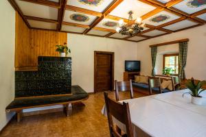 莫斯特拉纳Traditional homestead Guhar in Radovna的客厅配有桌子和沙发