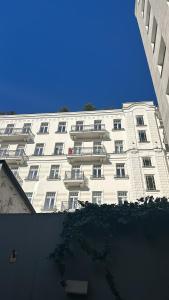 华沙华沙概念公寓的带阳台的白色建筑和蓝天