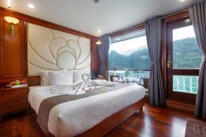 下龙湾Le Journey Calypso Pool Cruise Ha Long Bay的一间卧室设有一张大床和大窗户