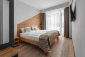 古多里Gogi Ski Resort的一间卧室设有一张床和一个大窗户