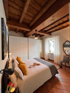 切尔诺比奥CASA DI MILO的卧室配有一张带黄色枕头的大型白色床。