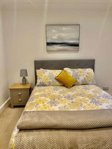 班伯里No.8 - Garden Square的一张带黄色枕头的床和墙上的照片