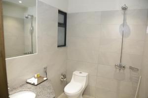 伊斯兰堡Trivelles Executive Suites Islamabad的白色的浴室设有卫生间和水槽。