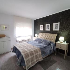 蓬费拉达Tu Apartamento Ideal的一间卧室配有一张带毯子的床和窗户