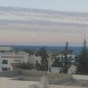 赫尔格达Hurghada Sea View Apartment的享有树木和建筑的城市美景