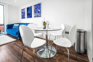 伯明翰Luxury Birmingham City Centre Apartment - Top Rated - 318H的客厅配有桌子和白色椅子