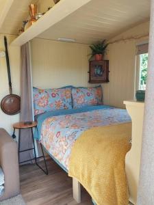 伍勒The Humble Hut的一间小房间的卧室,配有一张床铺
