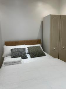 LewishamBeautiful Double Room with Free Wi-Fi and free parking的卧室配有白色的床和2个枕头