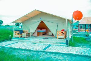 松盖阿Bwawani Gardens的帐篷内提供一张床和椅子