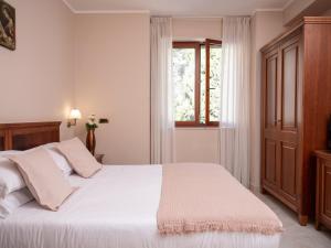 圣乔瓦尼·罗通多Hotel SAN PIO的卧室配有白色的床和窗户。