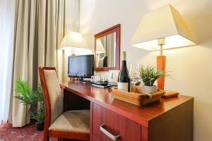 斯维诺乌伊希切Atol Spa的酒店客房设有一张带电脑和镜子的书桌