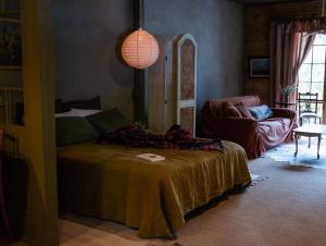 斯特拉恩The Quarters的一间卧室配有一张床铺,床上有毯子