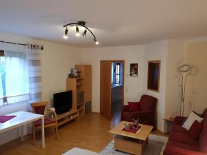 萨尔堡Ferienwohnung Wilhelmi的客厅配有沙发和桌子