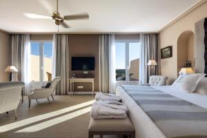赫雷斯-德拉弗龙特拉巴瑟罗蒙蒂卡斯提罗高尔夫酒店的酒店客房设有一张大床和一台电视。