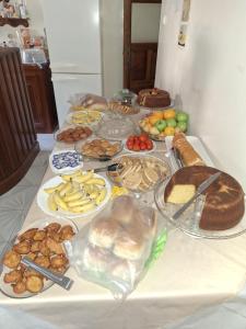 蓬塔杜索尔Residencial Vitoria的一张桌子上面有很多不同类型的食物