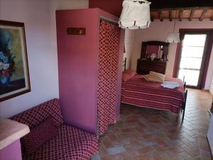塞尔·迪·拉波拉诺Agriturismo Scannano的一间设有一张床的房间和一间带桌子的房间