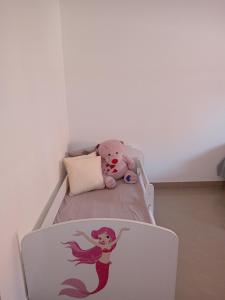 弗尔沙茨Apartman SARA的一张床上坐着泰迪熊的床