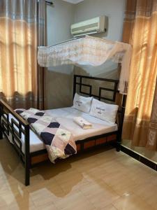 多多马Peacefully Resort的一间卧室配有一张带天蓬的双层床
