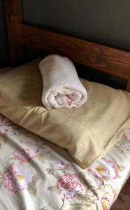 圣保罗RustiCidade的铺在床上的鲜花毛巾