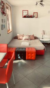 摩德纳迪-坎皮格里奥Adamello Brenta Sunshine的一间卧室,床上放着手提箱