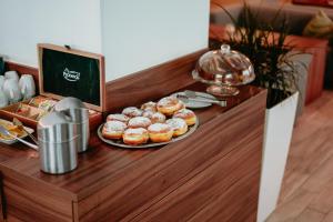 代斯纳阿曼迪斯运动酒店的一张桌子上放着一盘甜甜圈