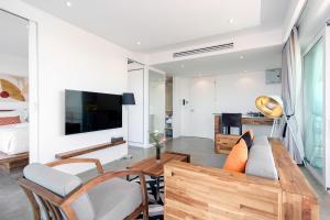 班拉克海滩UniQue BoutiQue Resort的客厅配有沙发和桌子