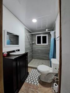 埃尔莱马特Apartamento La Estrella的一间带卫生间和水槽的浴室