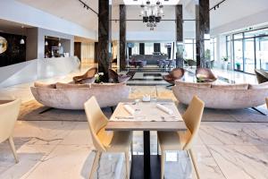 亚斯特雷巴斯科公主酒店的大堂内的餐厅配有2张桌子和椅子